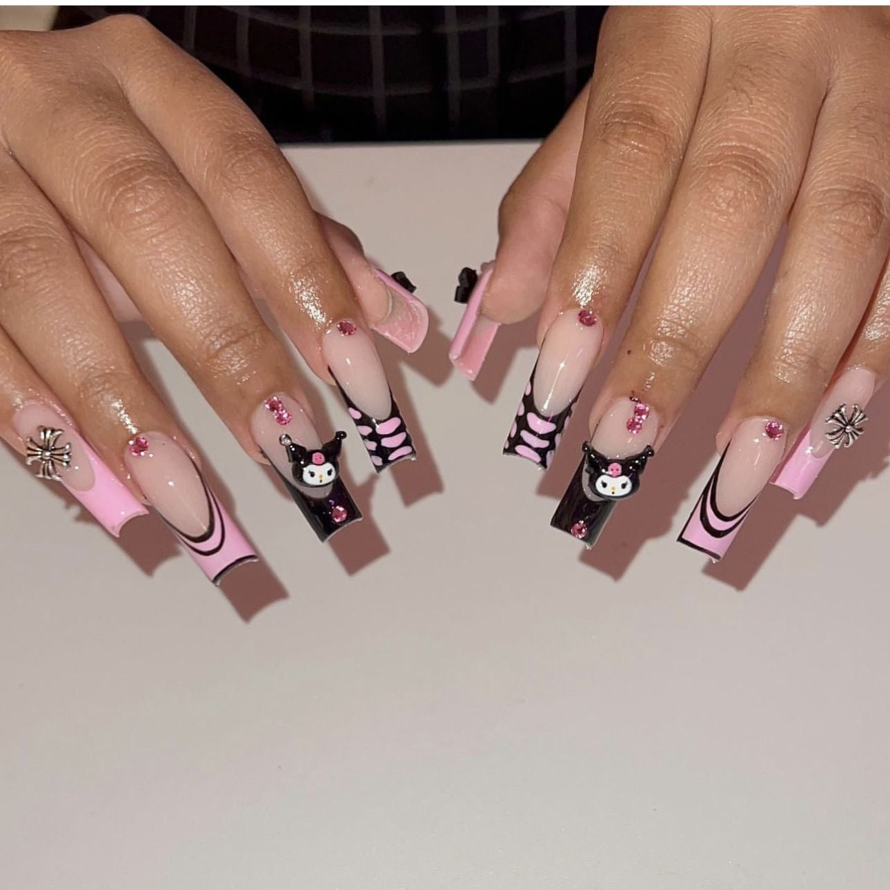 A hand painted press on nails fake  nail