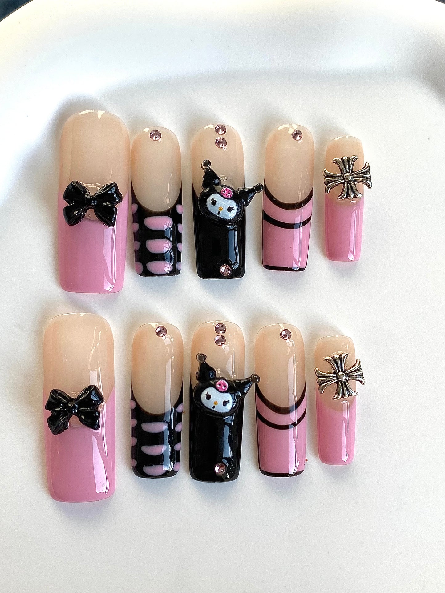 A hand painted press on nails fake  nail
